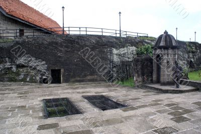 Wall and bronze man in Manila