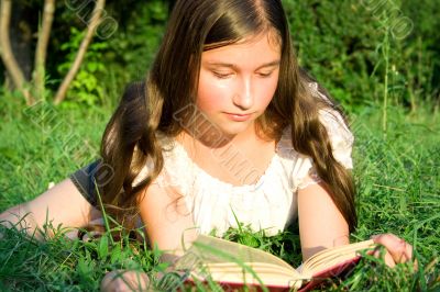 girl reads the book