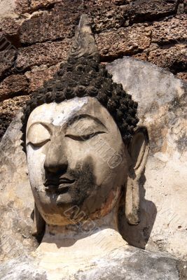 Buddha`s head and wall