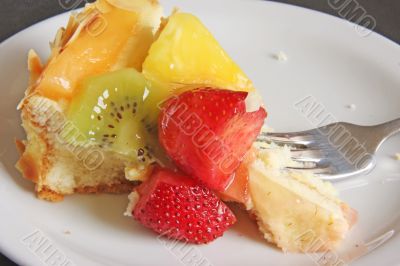Cream cake with fruits