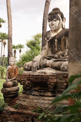 Big and small Buddhas