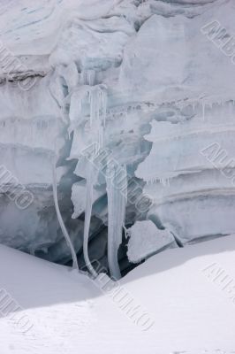 Curved icicles