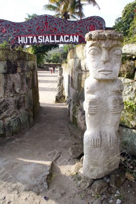 Gate and idol