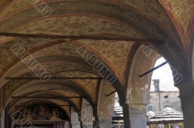 Quingentole, decorated portico