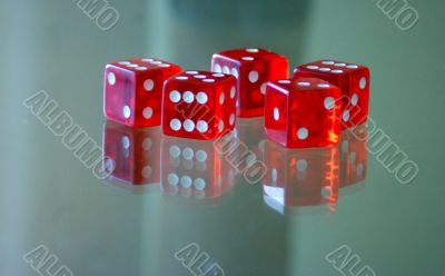 Five red cube to play.