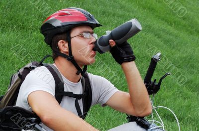 Cycling man drinking water