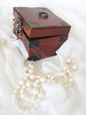 Casket with pearl