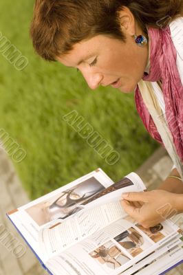 woman reading in the park