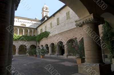 Tolentino - Church of San Nicola, cloister