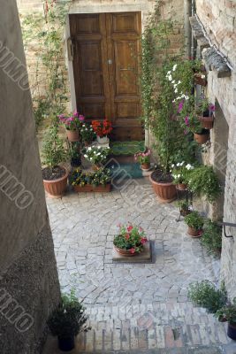 Treia - Old house with flowers