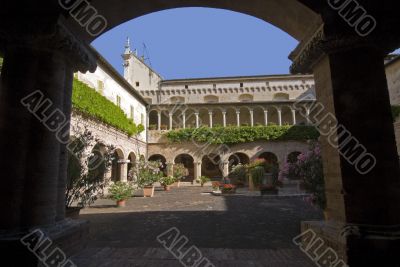Tolentino - Church of San Nicola, cloister