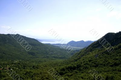 Tranquil picture of huge picturesque mountains