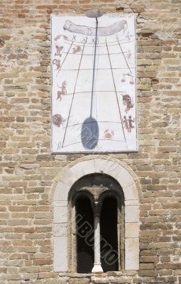 Monterubbiano - Mullioned window and sundial