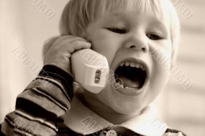Child shouts by phone