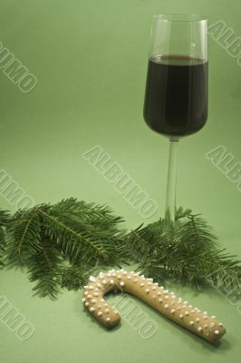 Wine and Christmas cookie