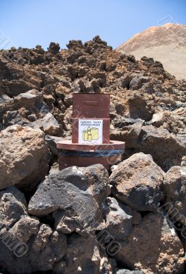 packs deposit between rocks