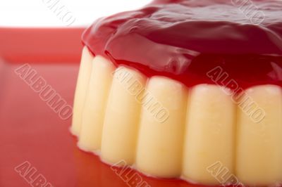 Vanilla pudding with strawberry sauce
