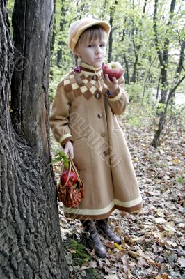 girl eat apple