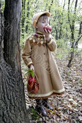 girl eat apple