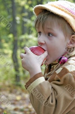 girl eat apple