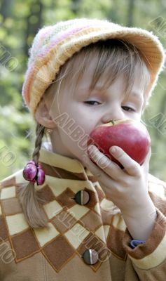 girl eat apple