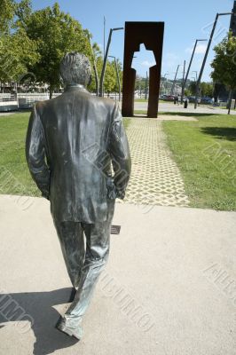 statue walking