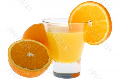 Orange juice with fresh oranges
