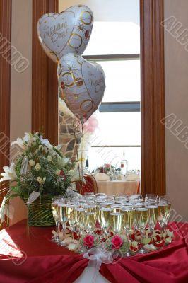 wedding table setting: Champagne, rose petals, balloons