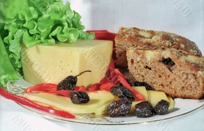 Cheese, olives, lettuce, paprica and farm bread