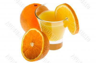 Orange juice with fresh oranges