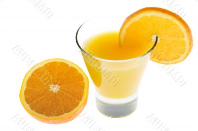 Orange juice with fresh oranges