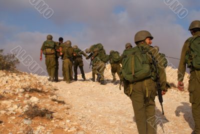 Israeli soldiers excersice in a desert