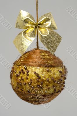gold bulb to the fir tree