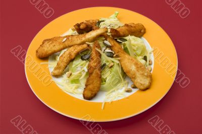 Salad with turkey stripes