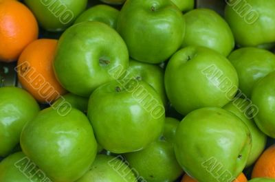 Apple and oranges at the market stand