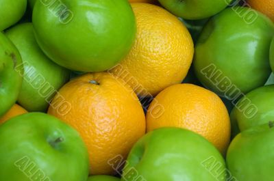 Apple and oranges at the market stand