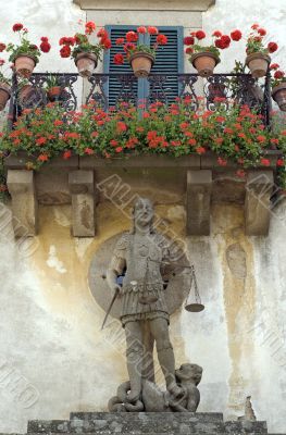 Santa Fiora (Grosseto) - Ancient house with statue