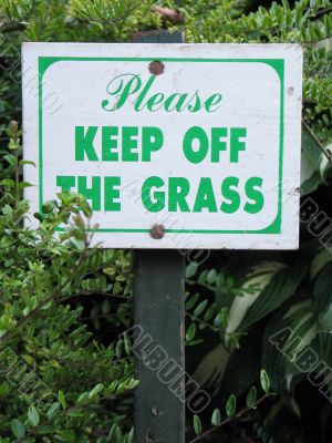 keep off the grass sign