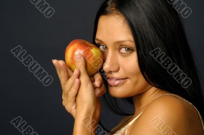 woman`s keeping the raw apple