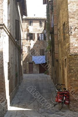 Buonconvento, alley and bicycle