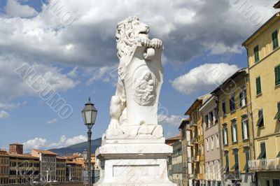 Pisa (Tuscany) - Statue of lion and colorful houses