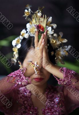 Indonesian bride prays