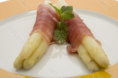 asparagus with parma hams and sauce Hollondaise