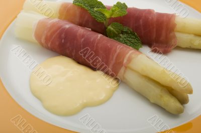 asparagus with parma hams and sauce Hollondaise