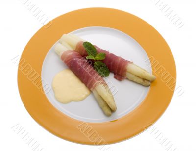 asparagus with parma hams and sauce Hollondaise
