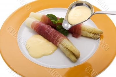 asparagus with parma hams and sauce Hollondaise