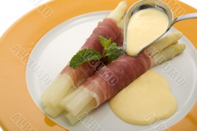 asparagus with parma hams and sauce Hollondaise