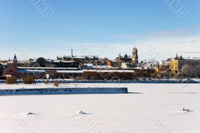 Between the sky and snow