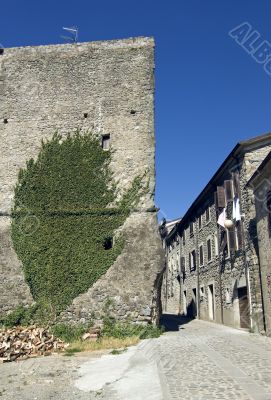 Terrarossa (Tuscany) - Castle and street