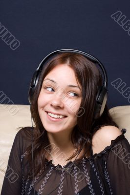 The beautiful girl listens to music
